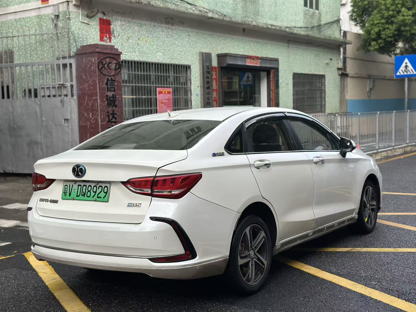BAIC Beijing EU5 rear straight exterior view