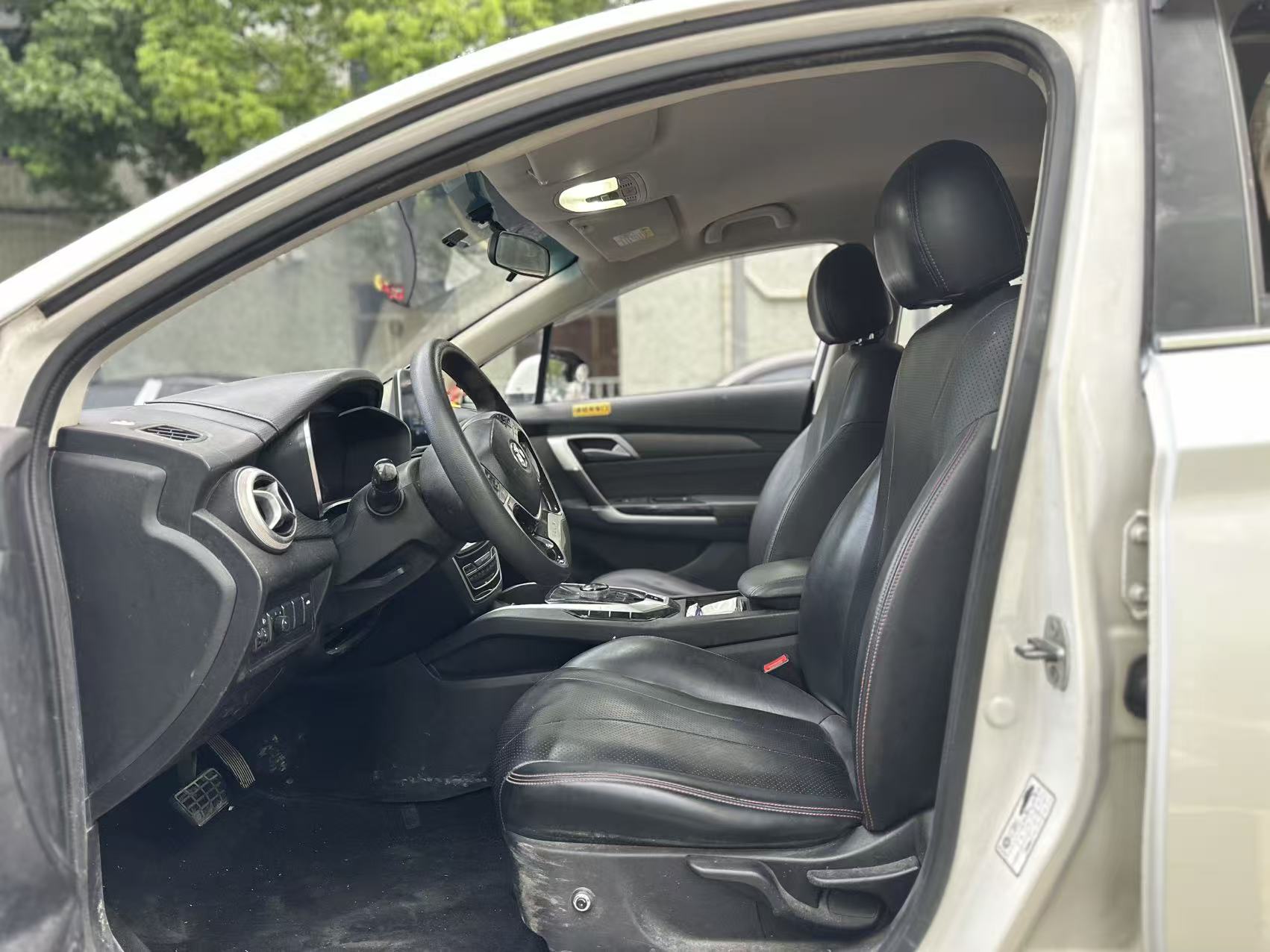 BAIC Beijing EU5 side exterior view