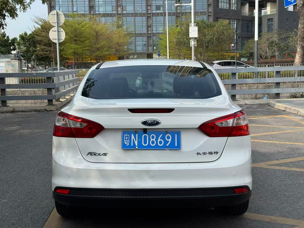 Ford Focus 2012 rear angle view