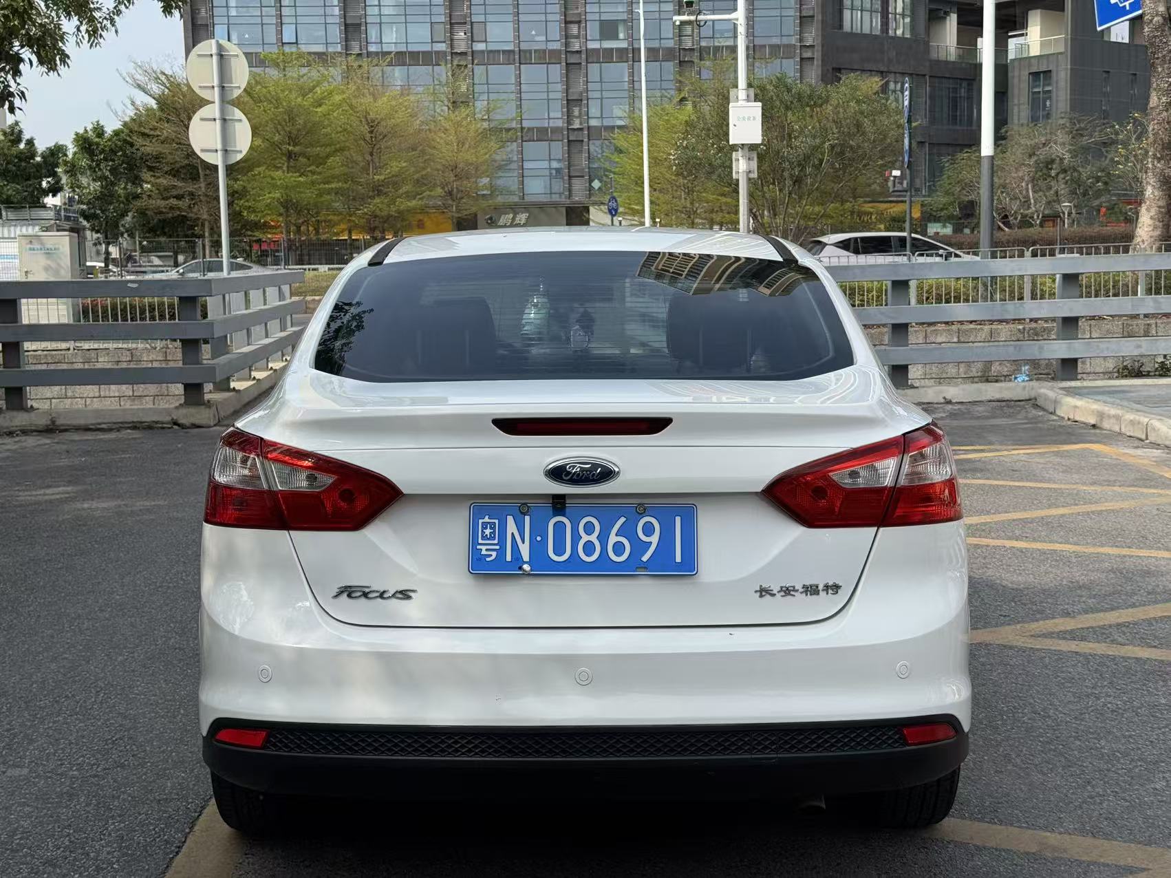 Ford Focus 2012 rear angle view