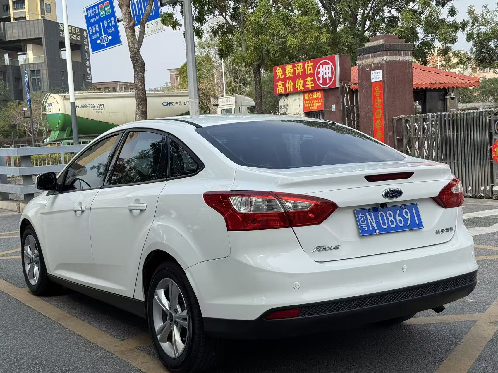 Ford Focus 2012 additional exterior view