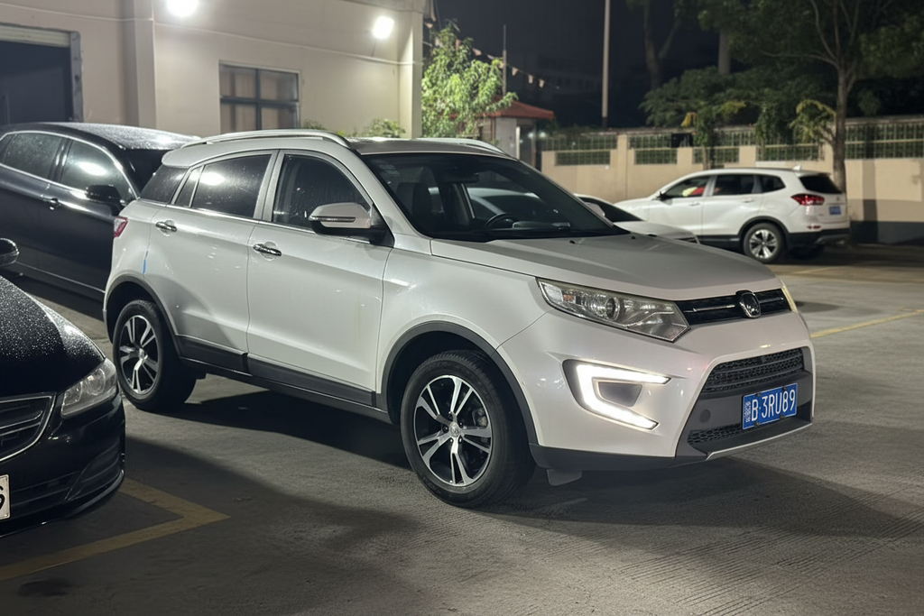 车头向右白色SUV